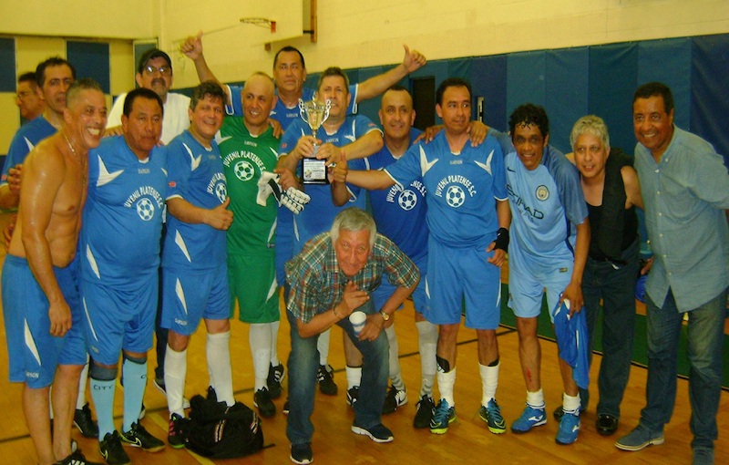 Integrantes del Juvenil Platense acompa&ntilde;ados de su t&eacute;cnico William "Cepillin" Aviles y su asistente Armando Rivero. Amen de su l&iacute;der Lester Franco, aqu&iacute; los vemos posando con el trofeo que los identifica como bi-campeones categor&iacute;a Cincuentas en la prestigiosa Cristo del Consuelo Soccer League.&nbsp;(Foto: Buki Chapin)