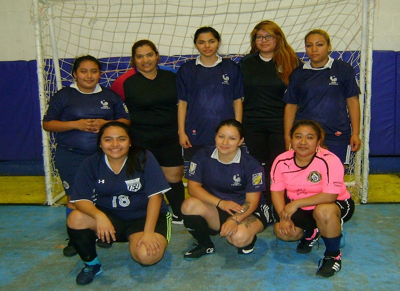 Las jovencitas del "Reba&ntilde;o Sagrado" Chivas, que se encuentran liderando en la categor&iacute;a Damas y realizando una buena campa&ntilde;a en el campeonato organizado por la Fair Play Soccer League/Liga Juego Limpio, que preside Ivan Mendoza. (Foto: Buki Chapin)