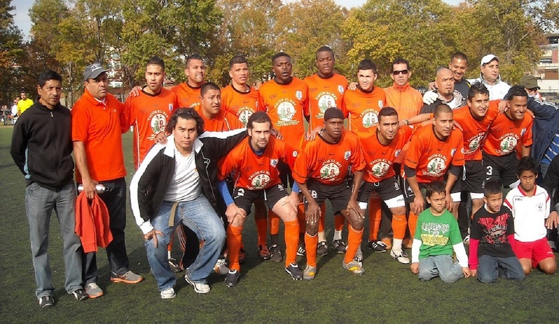 Jugadores y Dirigentes del 'laureado' Corinto FC ex-multiple campe&oacute;n en Nueva York que formarea parte del partido amistoso benefico pro-fondos para Oscar "Palo" Arriola, este s&aacute;bado 2 de Junio en canchas del Red Hook Park.&nbsp;(Foto: Buki Chapin)
