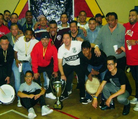 Jugadores, dirigentes y la 'Barra Brava" del Real Maya que bajo la batuta de Roberto Aguilar y Marvin "Po,Pó" Gomez, luego de un año de receso, volvió a las acciones en la Brooklyn Champions League y cerró su campana coronandose 'flamante' Campeón en la categoría Veteranos. (Foto: Buki Chapin)