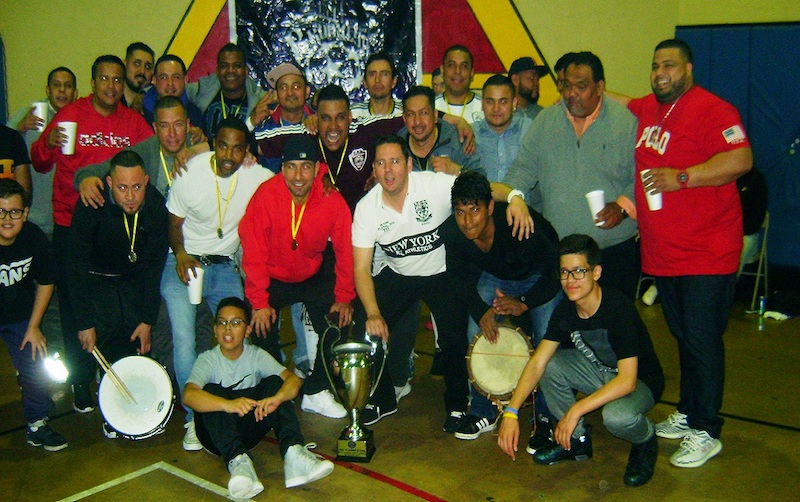 Jugadores, dirigentes y la 'Barra Brava" del Real Maya que bajo la batuta de Roberto Aguilar y Marvin "Po,P&oacute;" Gomez, luego de un a&ntilde;o de receso, volvi&oacute; a las acciones en la Brooklyn Champions League y cerr&oacute; su campana coronandose 'flamante' Campe&oacute;n en la categor&iacute;a Veteranos. (Foto: Buki Chapin)
