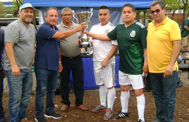 Momentos cuando Fernando "Pel&oacute;n" L&oacute;pez y Roman Ibarra "Cantaro" del Deportivo Chietla, reciben la "Orejona" como ganadores del cuadrangular "Trofeo 5 de Mayo", organizado por la Liga de F&uacute;tbol Guatenala. Con ellos aparecen Anibal Ochoa, "Mr. V.P." y Marvin "Ka K&aacute;" Estrada se&ntilde;or presidente, entre otros.&nbsp; (Foto: Buki Chapin).