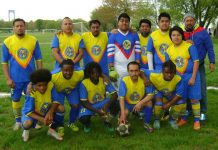 Liga Guatemala inauguró con buen fútbol y regalos para las madrecitas Jugadores y la "Barra Brava" del F.C. Comunicaciones, actual campeón en la Liga de Fútbol Guatemala. Con ellos, Totti Zecena (segundo desde la izquierda) y Carlos "Chepo/Chipilin" Estrada, máximos dirigentes de los Cremas. (Foto Buki Chapin)