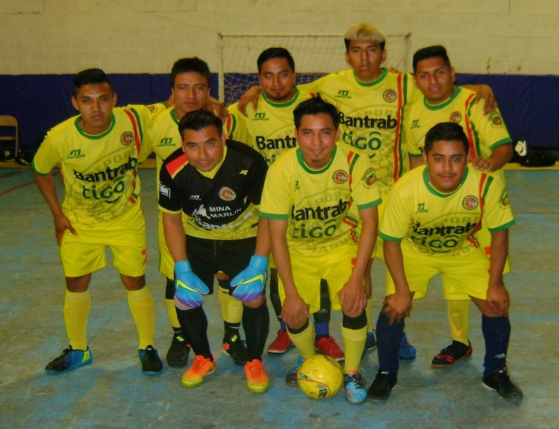 Integrantes del C.D. Marquense, equipo guatemalteco que comanda en la tabla de posiciones de la Fair Play Soccer League/Liga Juego Limpio, que desarrolla su campeonato los viernes en la sede-local del Brooklyn Jr. S.C. en Brooklyn. (Foto: Buki Chapin)