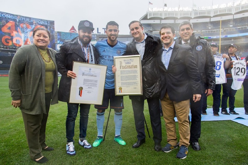 Momentos en que David "Guaje" Villa, capit&aacute;n del New York City F.C. recib&iacute;a las Proclamas que declaran el 19 de Mayo, como el "D&iacute;a de David Villa en New York". Con el Villa aparecen el Concejal Francisco Moya y Claudio Reyna, entre otros. (Foto: Tomada de NYCFC/twitter)