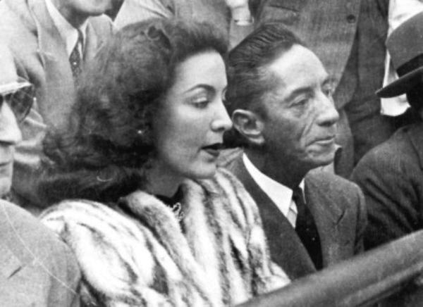 Con su segundo marido Agustin L ara en una corrida de toros