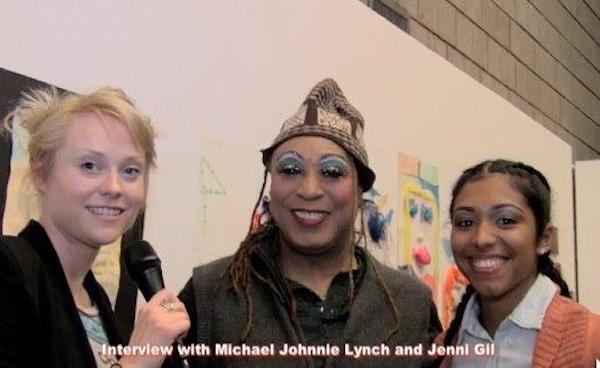 Michael Johnnie Lynch, al centro durante una entrevista
