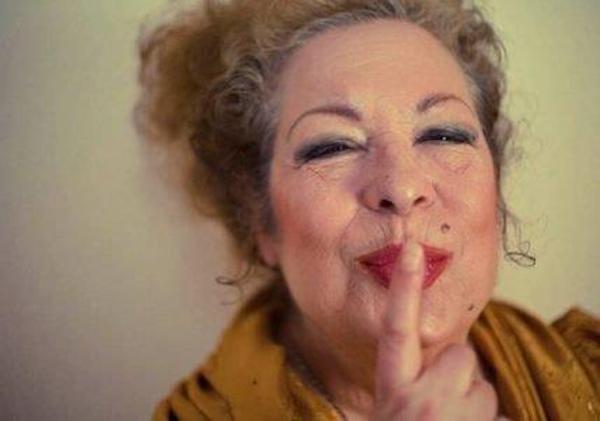 Un besos para ti, parece decir La Chana en este fotograma