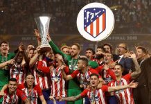 Jugadores de Atlético Madrid celebran con el trofeo de campeones de la Liga Europa hoy, miércoles 16 de mayo de 2018, al vencer 3-0 en la final a Olympique Marsella, en Lyon (Francia).