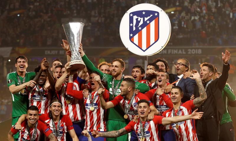  Jugadores de Atl&eacute;tico Madrid celebran con el trofeo de campeones de la Liga Europa hoy, mi&eacute;rcoles 16 de mayo de 2018, al vencer 3-0 en la final a Olympique Marsella, en Lyon (Francia).