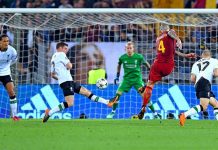 Radja Nainggolan (2d) de la Roma anota el tercer gol ante el Liverpool durante el partido de semifinales de la Liga de Campeones entre la AS Roma y el Liverpool FC que se juega hoy, miércoles 2 de mayo de 2018, en el estadio Olímpico de Roma (Italia).