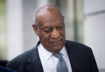 El Centro Kennedy de Washington retiró hoy al cómico Bill Cosby, recientemente declarado culpable de agresión sexua
