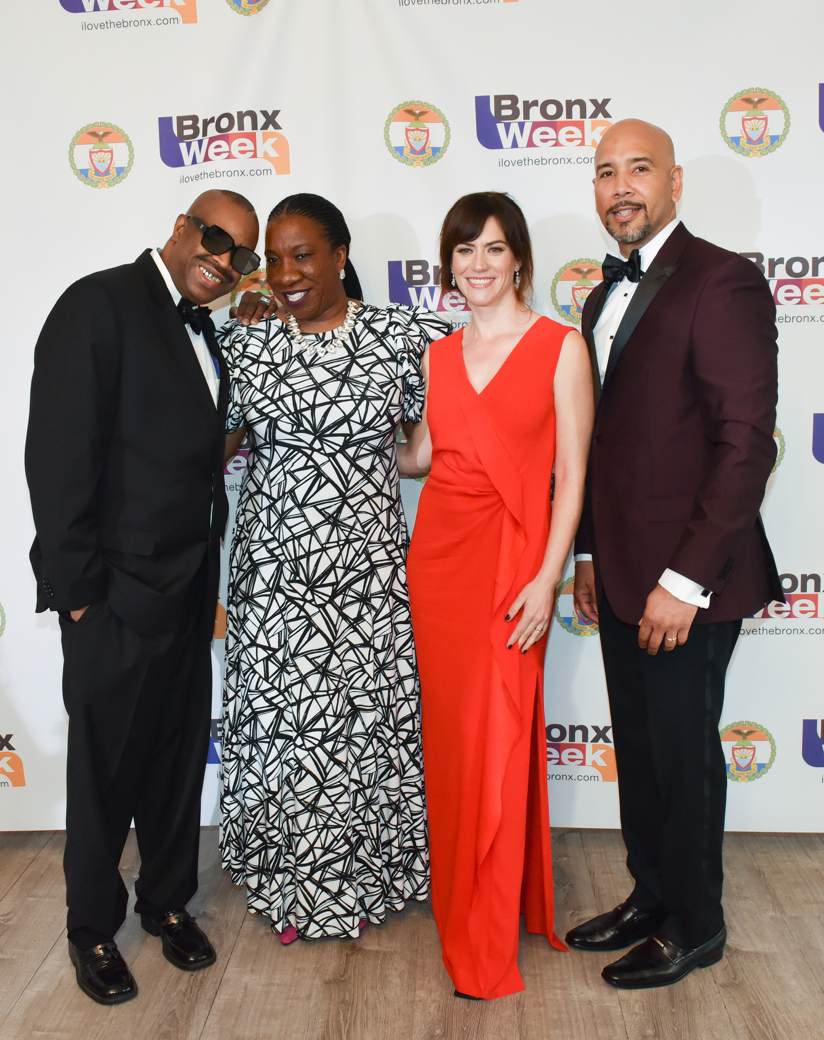 Los homenajeados al Paseo de La fama en el 2018 Anfitriones Slick Rick, Tarana Burke y Maggie Siff juntos al presidente del condado de El Bronx Ruben Diaz Jr. en la fista de gala &ldquo;Bronx Ball 2018&rdquo; en el campo de golf de Pelham Bay y Split Rock el 19 de mayo del 2018. Foto de Robert Benimoff. 