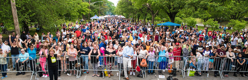 El presidente del condado de El Bronx Ruben Diaz jr. frente a la multitud de miles de personas que asistieron al Concierto y Festival de la Semana de El Bronx 2018 en Mosholu Parkway el 20 de mayo de 2018. Foto de Robert Benimoff. 