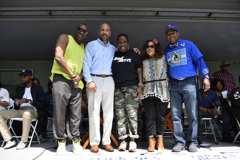 Slick Rick, el presidente del condado de El Bronx, Ruben D&iacute;az Jr., Tarana Burke, Rhina Valentin de Bronxnet y el concejal Andy King disfrutando del desfile de la Semana de El Bronx 2018 en Mosholu Parkway. - Photo de Joe Conzo.