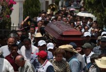 Familiares y amigos dan el ultimo adiós al candidato a diputado local Abel Montufar Mendoza, en el panteón central, en la ciudad de Chilpancingo, Guerrero (México).