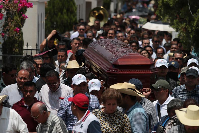 Familiares y amigos dan el ultimo adiós al candidato a diputado local Abel Montufar Mendoza, en el panteón central, en la ciudad de Chilpancingo, Guerrero (México).