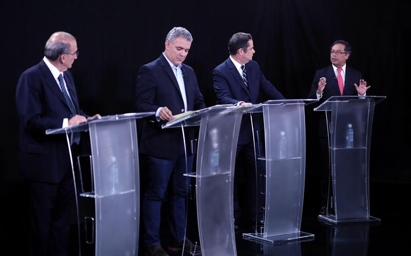  Los candidatos a la Presidencia colombiana Gustavo Petro (d) del movimiento de izquierdas Colombia Humana; el liberal Humberto de la Calle (i); el uribista Iv&aacute;n Duque (2-i) y Germ&aacute;n Vargas Lleras (2-d), de Mejor Vargas Lleras