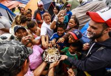 Migrantes centroamericanos permanecen en espera de cruzar hacia Estados Unidos
