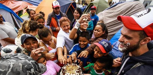 Migrantes centroamericanos permanecen en espera de cruzar hacia Estados Unidos