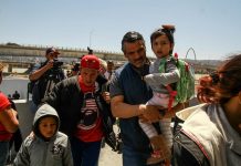Migrantes centroamericanos cruzan hacia Estados Unidos hoy, viernes 4 de mayo de 2018, desde la línea ubicada en la ciudad del El Chaparral, en la fronteriza Tijuana (México).
