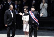 Carlos Alvarado jura como presidente de Costa Rica El periodista y politólogo Carlos Alvarado (d), en compañía del expresidente Luis Guillermo Solís (i), y la presidenta de la Asamblea Legislativa, Carolina Hidalgo (c), saluda hoy, martes 8 de mayo de 2018, en su ceremonia de investidura, en San José (Costa Rica).