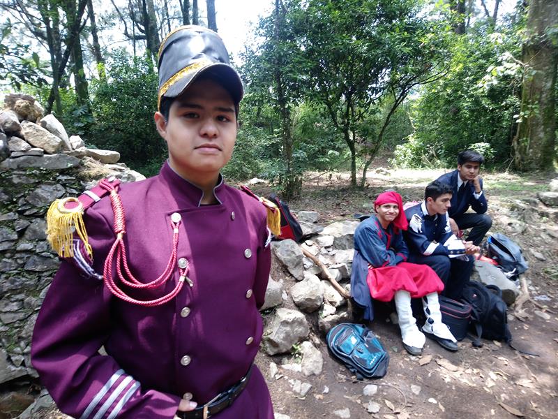 Jóvenes vestidos a la usanza de la época de la intervención francesa en México (1862) posan en la zona histórica en el cerro del Borrego hoy, viernes 4 de mayo de 2018, en el municipio de Orizaba, en el estado de Veracruz (México).