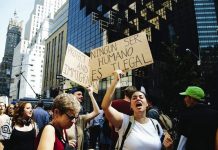 La comunidad hispana recibió hoy con rechazo la demanda interpuesta por siete estados contra el Gobierno del presidente Donald Trump por no haber acabado con el programa DACA