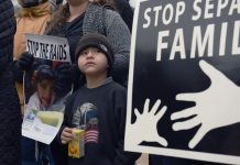 Legisladoras demócratas exigen a Trump no separar a las familias inmigrantes Un grupo de senadoras y congresistas demócratas se sumó hoy a padres y activistas inmigrantes a los pies del Capitolio para exigir que el Departamento de Seguridad Nacional (DHS) deje de poner en práctica las medidas de detención que separan a las familias inmigrantes.