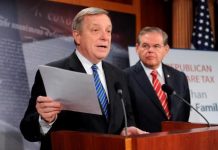 Los senadores demócratas, Dick Durbin y Bob Menéndez.