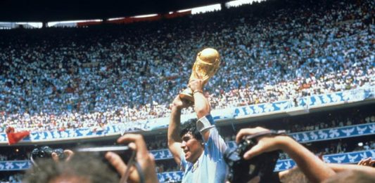 Fotografía de archivo fechada el 29 de junio de 1986 que muestra al futbolista argentino Diego Armando Maradona mientras levanta la Copa del Mundo tras el partido de la final ante Alemania, en el estadio Azteca de Ciudad de México (México).