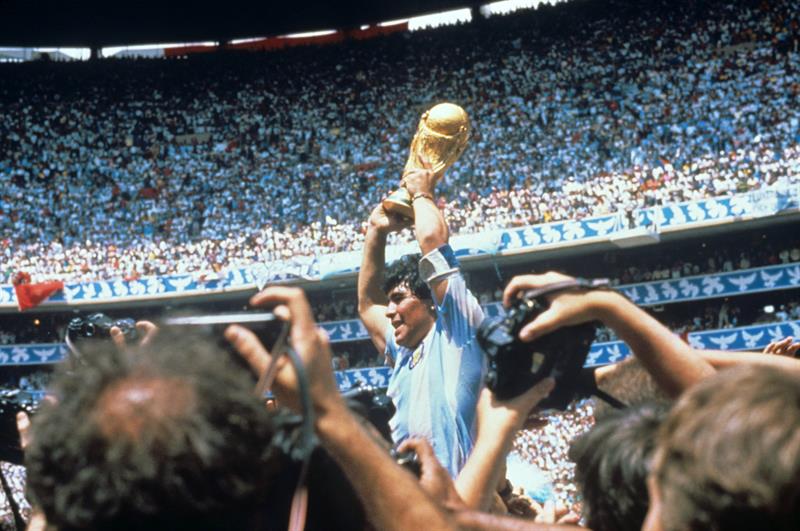 Fotograf&iacute;a de archivo fechada el 29 de junio de 1986 que muestra al futbolista argentino Diego Armando Maradona mientras levanta la Copa del Mundo tras el partido de la final ante Alemania, en el estadio Azteca de Ciudad de M&eacute;xico (M&eacute;xico). 