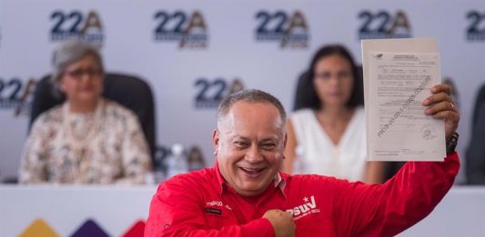 Fotografía de archivo fechada el 27 de febrero de 2018, que muestra al primer vicepresidente del Partido Socialista Unido de Venezuela (PSUV), Diosdado Cabello, durante una ceremonia de apoyo a la reelección del presidente venezolano, Nicolás Maduro, en la sede del Consejo Nacional Electoral, en Caracas (Venezuela).