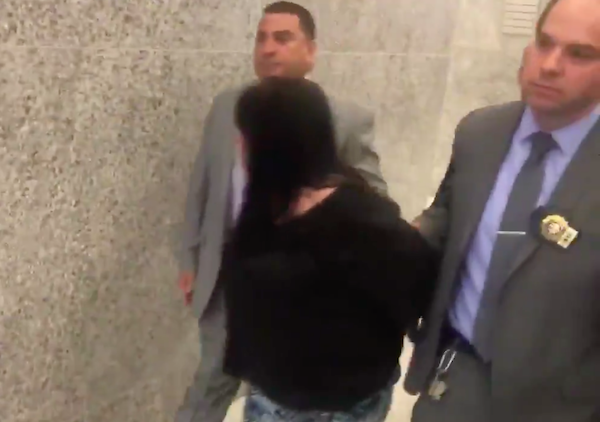 La policía local informó a través de Twitter sobre el arresto de Dorothy Bruns, que se espera sea procesada hoy después de que un gran jurado la acusara el miércoles de homicidio involuntario, homicidio criminal negligente y agresión