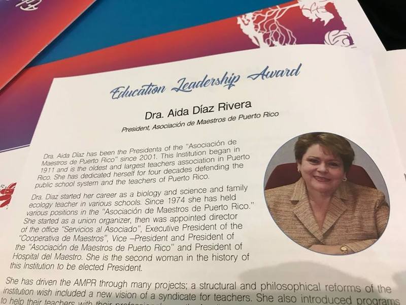 Desfile Nacional Puertorrique&ntilde;o otorga Premio &ldquo;Education Leadership Award&rdquo; a la Presidenta de la Asociaci&oacute;n de Maestros de Puerto Rico, Dra. Aida D&iacute;az 