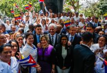 El presidente cubano, Miguel Díaz-Canel (c), su esposa, Lis Cuesta (c-i), el vicepresidente venezolano, Tareck El Aissami (c-2d), y la presidenta de la Asamblea Nacional Constituyente (ANC), Delcy Rodríguez (c-d), posan con un grupo de voluntarios de una misión de salud hoy, miércoles 30 de mayo de 2018, en Caracas (Venezuela).