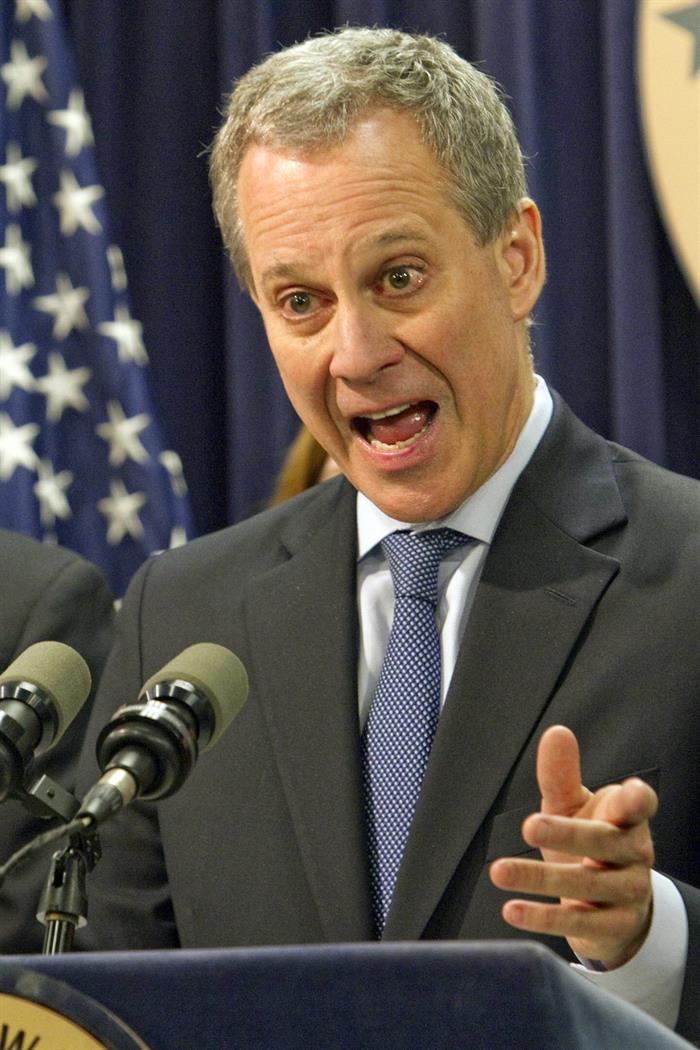 Fotograf&iacute;a de archivo fechada el 13 de febrero de 2014, muestra al fiscal general de Nueva York, Eric T. Schnederman