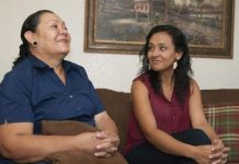 Madres de "soñadores" no se rinden en la lucha por ver triunfar a sus hijos a mexicana Guadalupe Arreola (izq.) habla junto a su hija la activista Erika Andiola (dcha.)