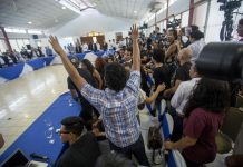 Estudiantes nicaragüenses exigen a Ortega parar represión de inmediato Varios estudiantes gritan la consigna "Eran estudiantes no delincuentes" durante el inicio del Dialogo Nacional, hoy, miércoles 16 de mayo de 2018, en Managua (Nicaragua).