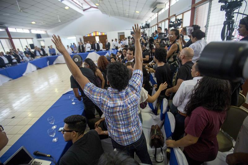 Varios estudiantes gritan la consigna "Eran estudiantes no delincuentes" durante el inicio del Dialogo Nacional, hoy, miércoles 16 de mayo de 2018, en Managua (Nicaragua).