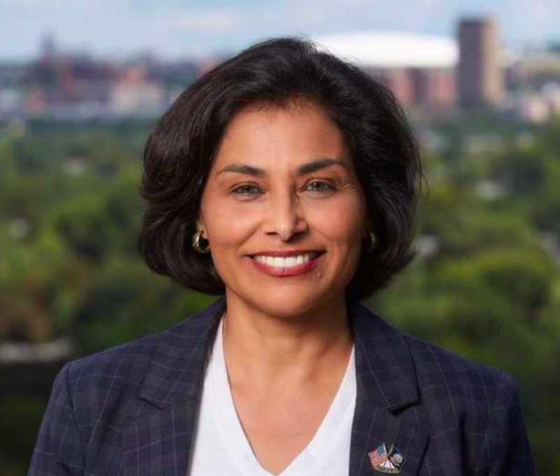 La abogada m&eacute;xico-americana Juanita P&eacute;rez Williams se postula para el Congreso para representar al distrito 24 de Nueva York. Sus abuelos emigraron de Guanajuato, M&eacute;xico. Fue Teniente Comandante del servicio militar, fue Decana de la Universidad de Syracuse y Fiscal General Adjunta del Estado de Nueva York.
