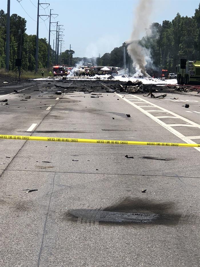 Fotograf&iacute;a facilitada por la Asociaci&oacute;n de bomberos profesionales de Savannah (IAFF) Local 574 mostrando a sus efectivos trabajando cerca de los restos del avi&oacute;n de la Guardia Nacional de Puerto Rico estrellado hoy, mi&eacute;rcoles 2 de mayo de 2018, en las proximidades del aeropuerto internacional Savannah/Hilton, en el estado de Georgia. 