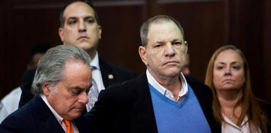 El productor de Hollywood Harvey Weinstein (c) y su abogado, Benjamin Brafman (i), durante la lectura de su acta de acusación en una comisaría de Nueva York