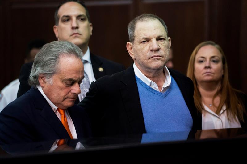  El productor de Hollywood Harvey Weinstein (c) y su abogado, Benjamin Brafman (i), durante la lectura de su acta de acusaci&oacute;n en una comisar&iacute;a de Nueva York