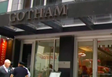 Exmodelo de Playboy y su hijo mueren al saltar desde ventana de hotel en Nueva York Stephanie Adams, de 47 años y su hijo Vincent, saltaron desde el piso 25 y cayeron en el tejado del segundo piso del hotel Gotham, en Manhattan