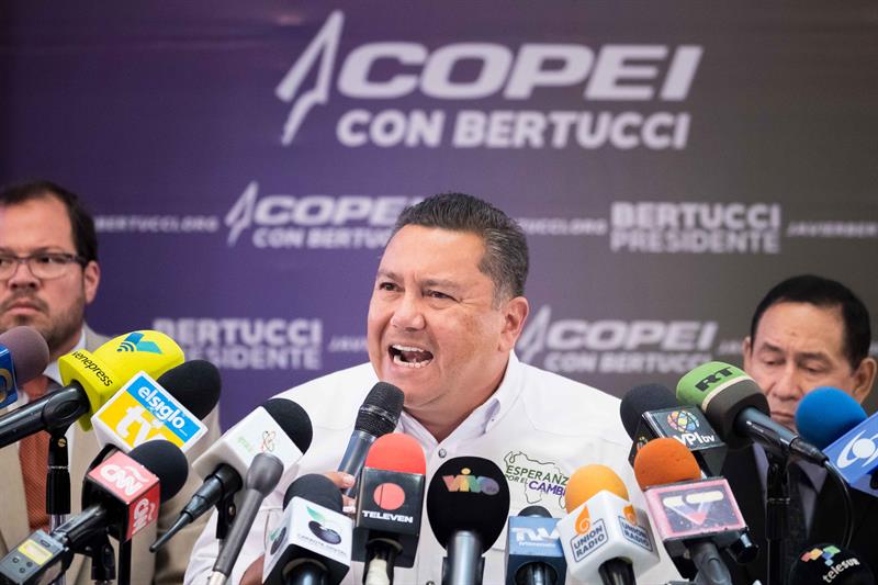 El candidato presidencial Javier Bertucci