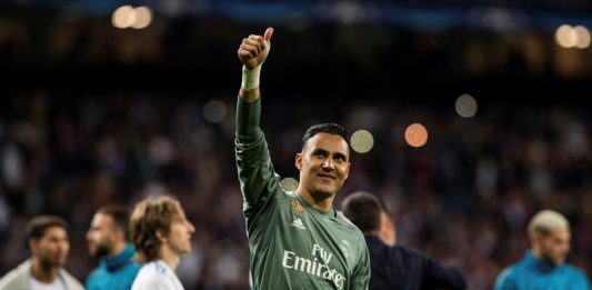 El portero del Real Madrid Keylor Navas celebra la clasificación para la final, al término del partido de vuelta de las semifinales de la Liga de Campeones ante el Bayern Munich