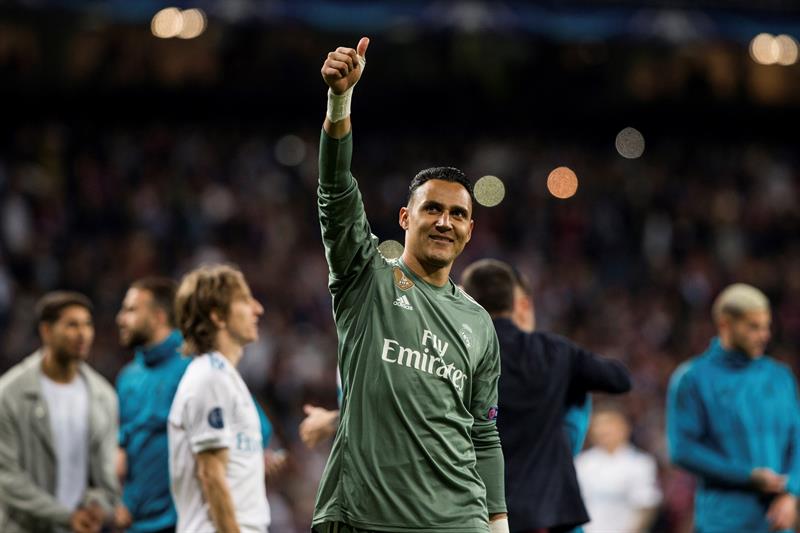 El portero del Real Madrid Keylor Navas celebra la clasificación para la final, al término del partido de vuelta de las semifinales de la Liga de Campeones ante el Bayern Munich