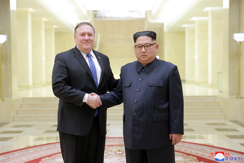 Fotografía publicada por la Agencia oficial de noticias de Corea del Norte (KCNA) que muestra al presidente del Partido de los Trabajadores de Corea y presidente de la Comisión de Asuntos Estatales de la República Popular Democrática de Corea, Kim Jong Un (d), estrechando la mano del secretario de Estado de los Estados Unidos de América, Mike Pompeo (i)