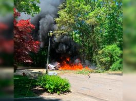 Al menos una persona falleció hoy al estrellarse un avión en una zona residencial de Long Island, en el estado de Nueva York